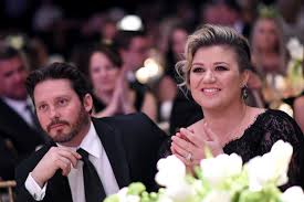 Clarkson got photographed while walking her dog around her neighborhood, rocking a pair of sunglasses, and not wearing her wedding ring. Kelly Clarkson S Massive Spousal Support Payments Are Temporary