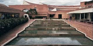 Se inauguró el 21 de diciembre de 2001. Infinitas Formas De Percibir El Mismo Edificio Salmona Arquitectura