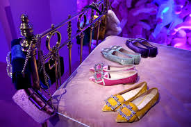 オオカミやダチョウが室内に!?　「ロジェ ヴィヴィエ」の2019-20年秋冬プレゼンテーション