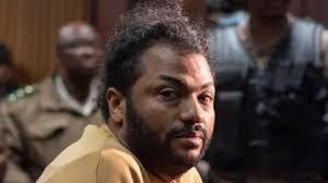 VAKURLEIKIN OG THABO Hetta er dokumentarur um ein suðurafrikanara, sum  eitur Thabo Bester, sum lokkaði kvinnur á facebook og leyp á tær. Eg veit  ikki, hví hetta er á netflix, tí tað