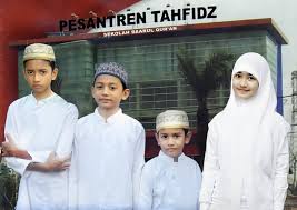 Selain aktif menjadi pemain film dan sinetron, ia juga memiliki keahlian bernyanyi. Biodata Artis Zikri Daulay