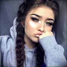 14 Simple Tricks To Show Off A Beautiful Curly Hairshort And Curly Haircuts Photography Poses Girl Photography Poses Beauty Girl