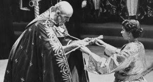 A cuatro meses de la boda real, la monarca contratará a una persona para que trabaje desde el palacio de buckingham, además de viajar por todo el mundo, siguiéndoles los pasos a ella y a la familia real. 1952 La Princesa Isabel Se Convierte En Reina A Los 25 Anos