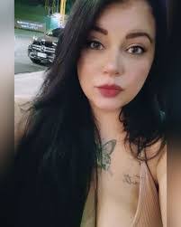 Laura Amodeo's Instagram, Twitter & Facebook