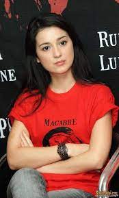 Julie estelle has two older sisters, her older sister cathy sharon is also an actress, julie was born to a french father and indonesian mother, she. Julie Estelle Gasnier Photos Facebook
