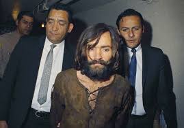 Le tueur en s?rie d?signera toutes ses victimes par leurs pr?noms, n'omettant aucun. Charles Manson Une Serie Documentaire Sur Le Tueur En Serie Sortira Bientot Elle