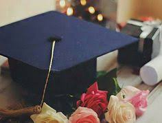 صور قبعة التخرج مع زهور وورد رائعة للغاية how to clean makeup brushes poster mockup graduation outfit