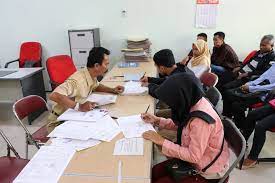 Bisnis pekerjaan orang orang pekerja profesional orang arsitek laki laki pengusaha karyawan. Pemohon Kartu Pencari Kerja Capai Ratusan Setelah Libur Lebaran 2019 Website Pemerintah Kab Blora