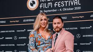 A feature film shot over the course of two years intended to capture the changing of the seasons along the river in a town in the fuyang district of hangzhou city. Eroffnung Des 16 Zurich Film Festival Die Vips Kamen In Scharen Und In Schale Schweizer Illustrierte