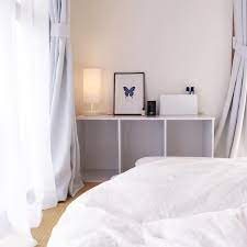 bedroom 余ったカラーボックスを寝室の枕元に起きました 寝る前に読んだ本やアロマ スマホなどを置くサイドテーブルとして使います japaneseroom washitsu tatami bedroom futon white whit カラーボックス 収納 アイデア 寝室