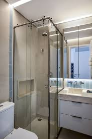Banheiro Bege E Branco Armarios Kitchens Brasil Recebeu Rasgos De Iluminacao No Teto E Ilumina Banheiro Pequeno Banheiros Modernos Decoracao Banheiro Pequeno
