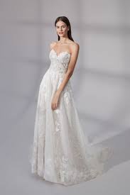 This ball gown wedding dress is perfect for a bride who wants something simple but that still makes a statement. A Floral Story Wedding Gowns Justin Alexander Signature