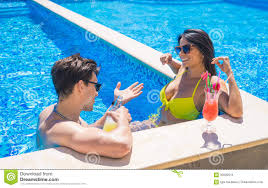 Jeune Datation De Couples Au Bord De La Piscine Photo stock - Image du  bière, rapport: 93592614