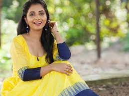 Sayali sanjeev is the daughter of tahsildar of nashik district sanjeev chandsarkar. Exclusive Sayali Sanjeev Reveals Her Birthday Plans To Spend Time With Family In Nashik Marathi Movie News Times Of India