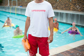 Section Mediane De Sauvetage De Maintien De Maitre Nageur Male Peut En Se Tenant Debout Au Bord De La Piscine Banque D Images Et Photos Libres De Droits Image 75351271