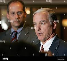 FILE**Florida state representative Dan Gelber, D-Miami Beach, left, listens  to Democratic national committee chairman Howard Dean answer questions at a  news conference