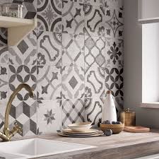 Une Credence En Carreaux De Ciment Leroy Merlin Decoration Petite Salle De Bain Deco Gris Et Blanc Decoration Salon Cuisine