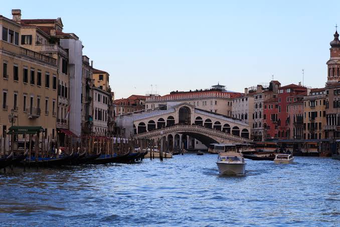 Recorriendo en vaporetto el Gran Canal de Venecia