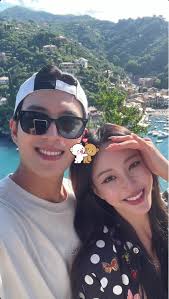 Han Ye-seul released a friendly photo with her husband Ryu Sung-jae, who is  10 years younger than he..