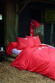 Les fils aux teintes de gris et d'ivoire se posent sur drap housse uni sylvie thiriez. Housse De Couette Happy Country Percale 140x200 Sylvie Thiriez Red Formal Dress Formal Dresses Bed