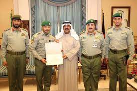 والشيخ مشعل الأحمد الجابر الصباح (80 عاما) هو الأخ غير الشقيق للأمير الجديد، ويشغل منصب نائب رئيس الحرس الوطني بدرجة وزير منذ 17 عاما، ويعد الرئيس الفعلي بسبب مرض رئيس الحرس عميد أسرة الصباح الشيخ سالم العلي. ÙƒÙˆÙ†Ø§ Ø§Ù„Ø´ÙŠØ® Ù…Ø´Ø¹Ù„ Ø§Ù„Ø£Ø­Ù…Ø¯ ÙŠÙ…Ù†Ø­ Ø±Ù‚ÙŠØ¨Ø§ ÙÙŠ Ø§Ù„Ø­Ø±Ø³ Ø§Ù„ÙˆØ·Ù†ÙŠ ÙˆØ³Ø§Ù… Ø§Ù„ÙˆØ§Ø¬Ø¨ Ø§Ù„Ø¹Ø³ÙƒØ±ÙŠ Ø¹Ø§Ù… 01 03 2016