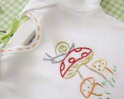 Hand Embroidery On Everyday Baby Items Bordados Para Bebe Roupas Bordadas Bordados A Mao