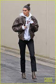 Kendall Jenner Dons Brown Leather Jacket For Day At The Studio Kendall Jenner Outfits Jenner Outfits Kendall Jenner Street Style