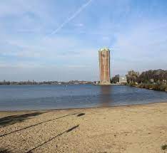 The beach is dé indoor strandlocatie van nederland en is gevestigd in de oude bloemenveiling van aalsmeer. Westeinder Plassen See In Aalsmeer Holland Das Niederlandische Europa Stockbild Bild Von Leuchte Landschaft 38172073