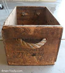 取っ手 3児のママによるナイスアイデア 中古の木箱に太めのサイザルロープがベストマッチです ロープの太さに合わせてドリルで穴を開け ロープを通したら ホースクランプで留めています ホースクランプがなければただ結ん wooden box diy wooden crates toy