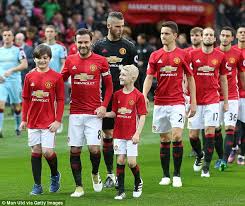 Glassdoor has salaries, wages, tips, bonuses, and hourly pay based upon employee reports and estimates. Manchester United Revealed To Have The Biggest Wage Bill In World Football As The Average Premier League Player S Salary Reaches 2 4m A Year Daily Mail Online