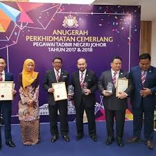 Beliau berkata demikian pada sidang media yang disiarkan secara langsung di akaun. Seluruh Warga Kerja Pejabat Pejabat Tanah Batu Pahat Facebook