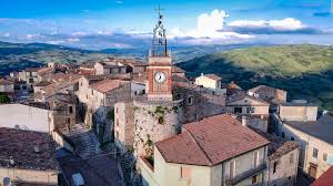In castropignano, a 10 minuti da campobasso, disponiamo di una soluzione abitativa su due piani in piccola palazzina antisismica, con veduta panoramica e con possibilità di vendita frazionata. Castropignano The Italian Village Selling 1 Houses Cnn Travel