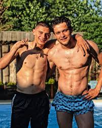 Пара обручилась в 2014 году, когда шишпор была на. Zagadochnaya Devushka Cygankova Moraes V Disnejlende Kak Otdyhali Futbolisty Upl Vi Ce Bachili Blogi Ua Tribuna Com