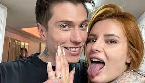 Actress and singer annabella avery bella thorne, known for shake it up (2010), the duff (2015), lomapainajainen (2014), and midnight sun (2018), was born in pembroke pines, florida, to tamara. Bella Thorne Received First Love Letter As A Surprise From Benjamin Mascolo
