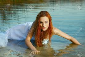 Diese sind an den meisten pilgerstätten erhältlich. Schone Rothaarige Frau In Einem Hochzeitskleid In Wasser Lizenzfreie Fotos Bilder Und Stock Fotografie Image 15126949