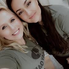 Kari Dow's Instagram, Twitter & Facebook