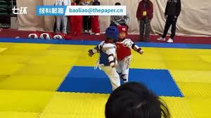 幼童跆拳道比賽被踢哭對手上前抹眼淚送抱安慰