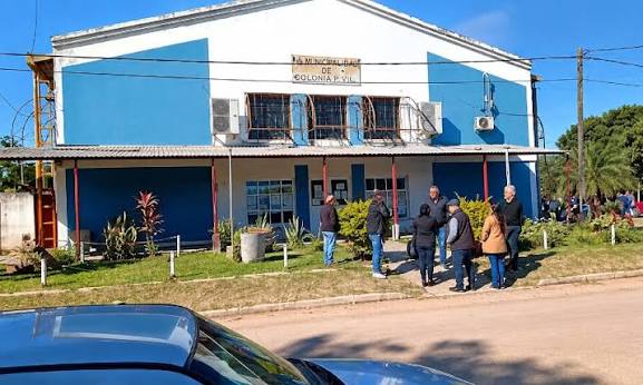 Continúa la toma de la Municipalidad en Villafañe y los servicios funcionan  de manera limitada - Diario La Mañana