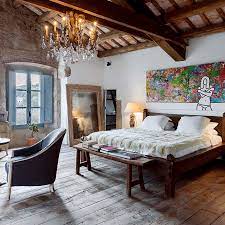 A arquitetura de uma casa rústica geralmente privilegia o uso de materiais naturais como toras de eucalipto tratado. Decoracion De Interiores Una Casa De Campo De Piedra Rustica Y Estilo Vintage Con Mucho Encanto Foto 1