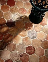 La Fabrique A Deco Les Tomettes Anciennes Et Modernes Le Malon Hexagonal Dans La Deco Tomettes Anciennes Tomette Maison De Campagne Francaise