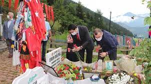 Trabzon'un maçka ilçesi kırsalında, 11 ağustos 2017'de pkk'lı teröristlerle sıcak temas sırasında şehit olan eren bülbül, şehadetinin üçüncü yılında mezarı başında anıldı. Eren Bulbul Sehadetinin Ucuncu Yilinda Anildi Son Dakika Haberleri