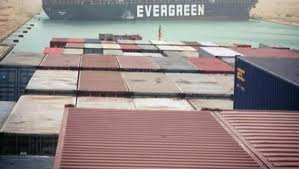 The vessel resumed its southbound transit to suez escorted by five tugs. L4g8bn8hpkrram