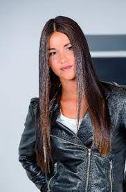 Une Longueur Xxl Ultra Lisse Et Brillante Avec Un Leger Hair Contouring Couleur Miel Tendance Coiffure 2015 Realis Tendances Coiffures Coiffure Cheveux Lisse