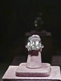 The Elizabeth Taylor Diamond Formally Known As The Krupp Is 33 19cts Set In Platinum It Was Beautiful Rings Diamond Gemstone Diamond Are A Girls Best Friend