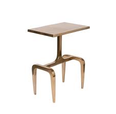 Les tables basses en verre, en revanche, ne sont pas immédiatement recommandées pour les enfants, mais elles brisent la lumière et donnent à la pièce. Hips Table Basse D Appoint En Aluminium Dore Maisons Du Monde