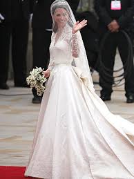 Kate middletons spektakuläres hochzeitskleid von sarah burton bezauberte die kate middletons geheimes brautkleid. Jetzt Moglich Heiraten In Kates Kleid