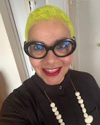 Thank you @cipri.noemi for both my haircut and my fresh and vivid yellow!  💜✊🏽❤️ You're the best! 💃🏽