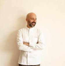Affascinanti, ricchi e molto bravi in cucina, gli chef italiani più famosi della televisione avranno in questo articolo vedremo chi sono le donne e le compagne di vita di questi cuochi molto fortunati, non. I Migliori Chef Italiani La Classifica Del 2020 My Luxury