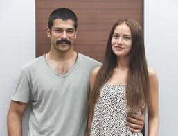 Sen yarim i̇dun (özcan deniz feat fahriye evcen) geçer (özcan deniz cover) evim sensin fading winter dreams (ercüneyt özdemir) geçer (sezen aksu) sen yarim i̇dun (fahriye evcen) hüzün i̇skender the beautiful blue danube gazebo söz vermişim final mektup tedirgin sevebilir misin? Fahriye Ve Burak In Buyuk Korkusu Ozcan Deniz