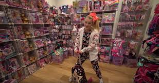 Jojo siwa just dropped a video giving fans a tour of her new home on youtube and showed viewers her merch room, basketball court, candy bar, and when jojo takes her viewers inside, she treats them to an opulent display of her wealth, which is great because i was already feeling poor before she. Here S What Jojo Siwa S House Actually Looks Like